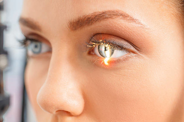Чому виникають "блискавки в очах" і як їх можна вилікувати?